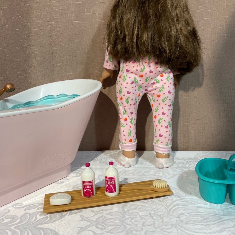 Madame Alexander Doll with Pink Pajamas and Our Generation Bubbly Bathtime set - Picture 4 of 10